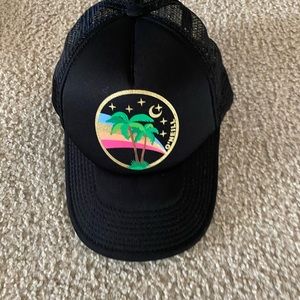 set of hats. one is o’neil and the other is blue